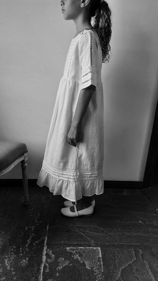 Vestido Blanca de perfil
