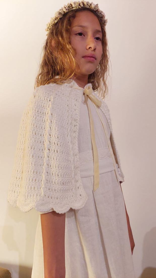 Capa tejida al crochet sobre vestido de lino