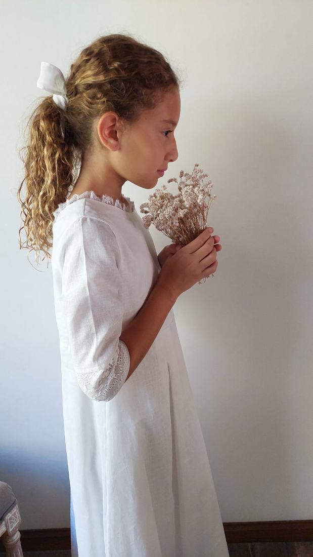 Vestido Aurora de perfil, con ramo de flores secas