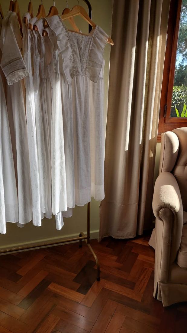 Showroom con vestidos colgados junto a la ventana